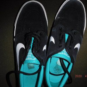 Soft nike black and teal shoes